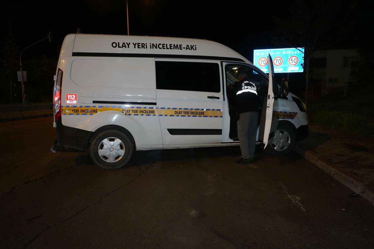 Otomobil çekiciye çarptı! Araçtan fırlayan kadın sürücü öldü 11